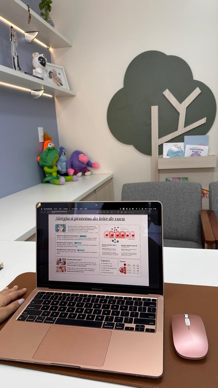 Consultório com laptop e materiais educativos