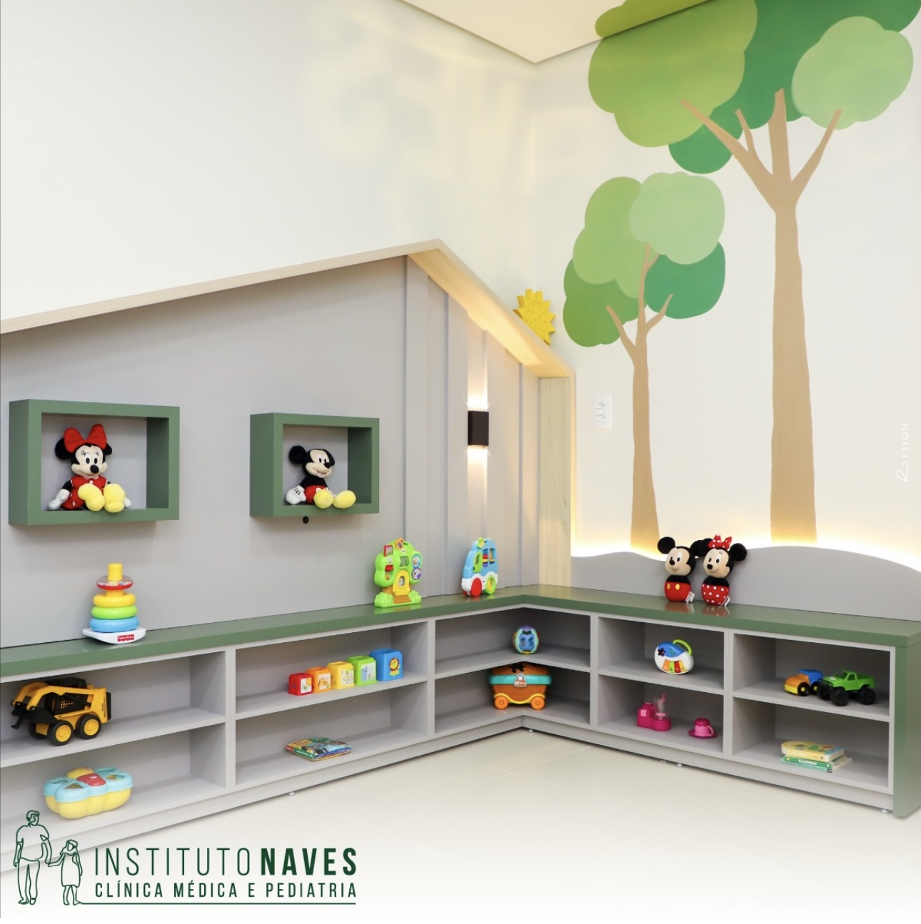 Playroom do Instituto Naves com brinquedos e prateleiras